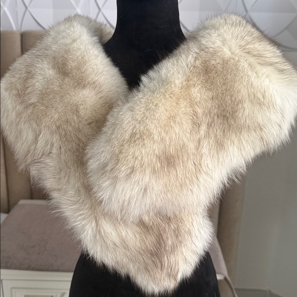 Sold / SAGA FOX FUR STOLE WRAP - Picture 5 of 16